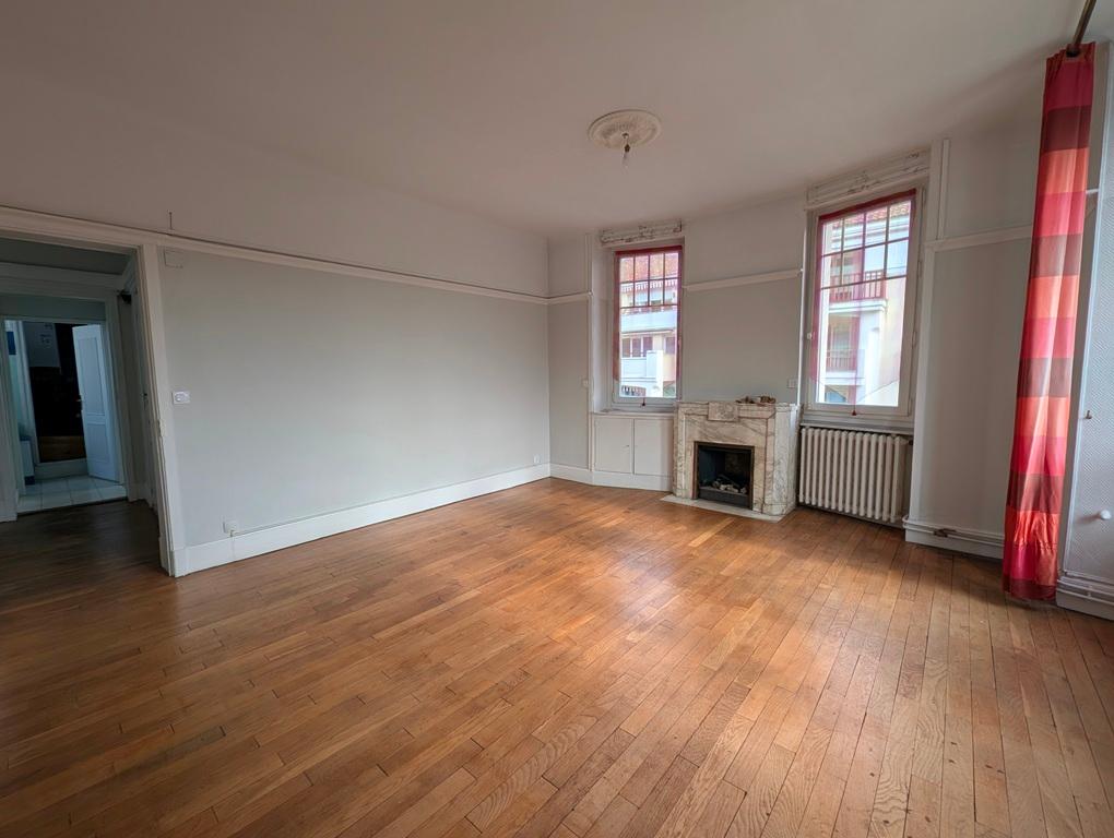 location local commercial à BAYONNE - 2 385 / mois